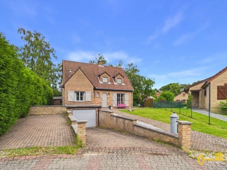 4-bedroom villa with garage and garden