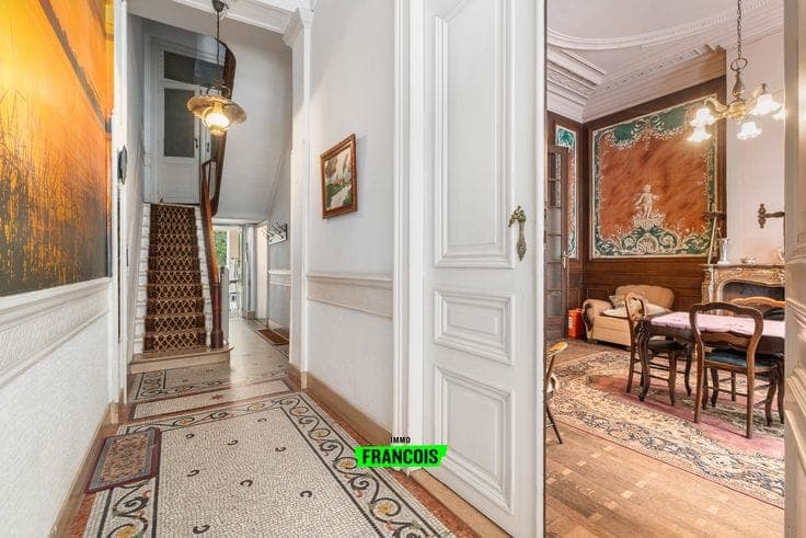 Charming townhouse with 6 bedrooms and courtyard in Schaerb…