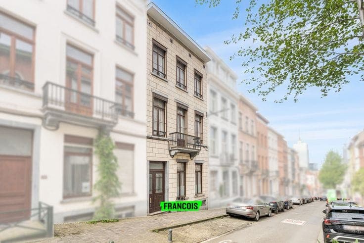 Charming townhouse with 6 bedrooms and courtyard in Schaerb…