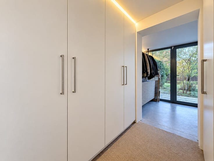 B&B – Moment : Strakke, lichtovergoten designwoning in ru...