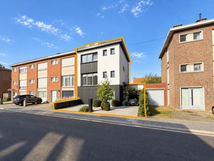 B&B – Moment : Strakke, lichtovergoten designwoning in ru...