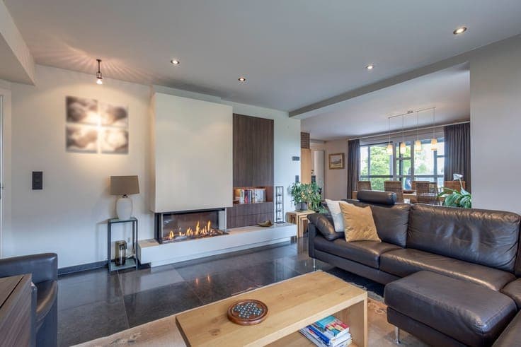 Spacious renovated detached house with swimming pool