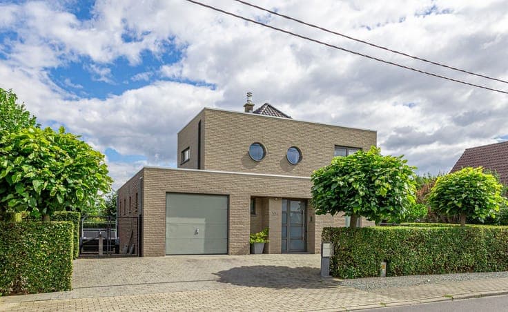 Spacious renovated detached house with swimming pool