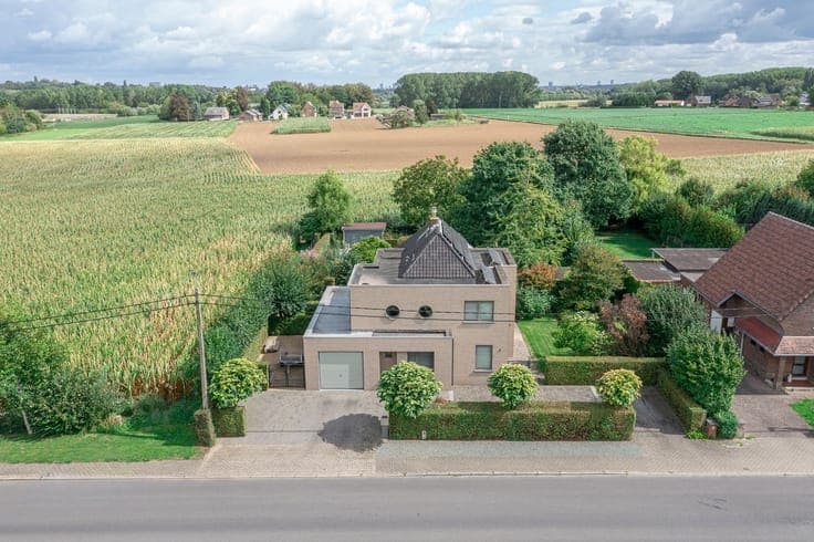 Spacious renovated detached house with swimming pool