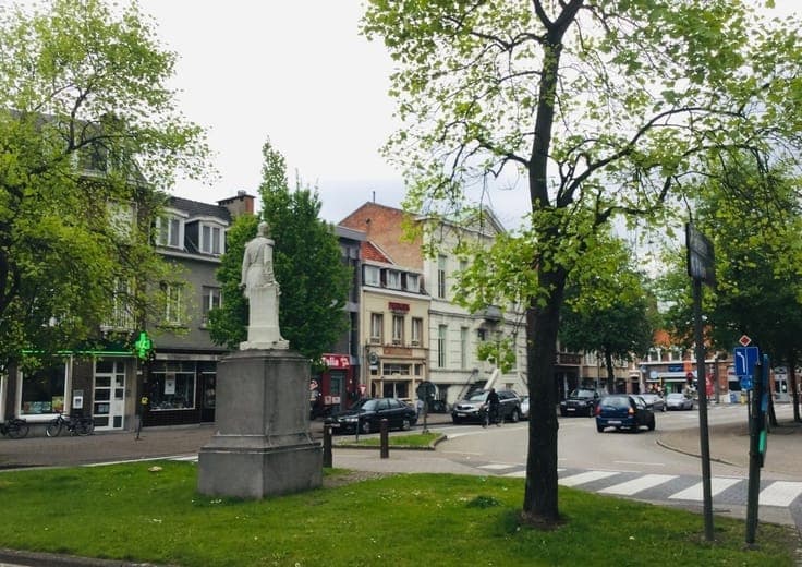 Polyvalent huis met handelsgelijkvloers en aparte inkom naar