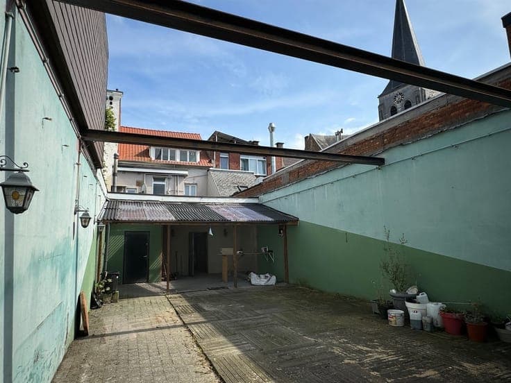 Polyvalent huis met handelsgelijkvloers en aparte inkom naar