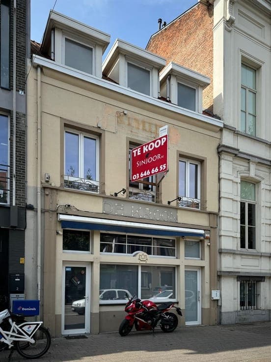 Polyvalent huis met handelsgelijkvloers en aparte inkom naar