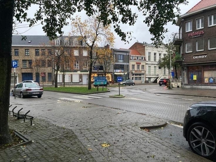 Polyvalent huis met handelsgelijkvloers en aparte inkom naar