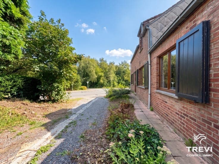Belle maison 3 façades à rénover avec garage et joli jardin