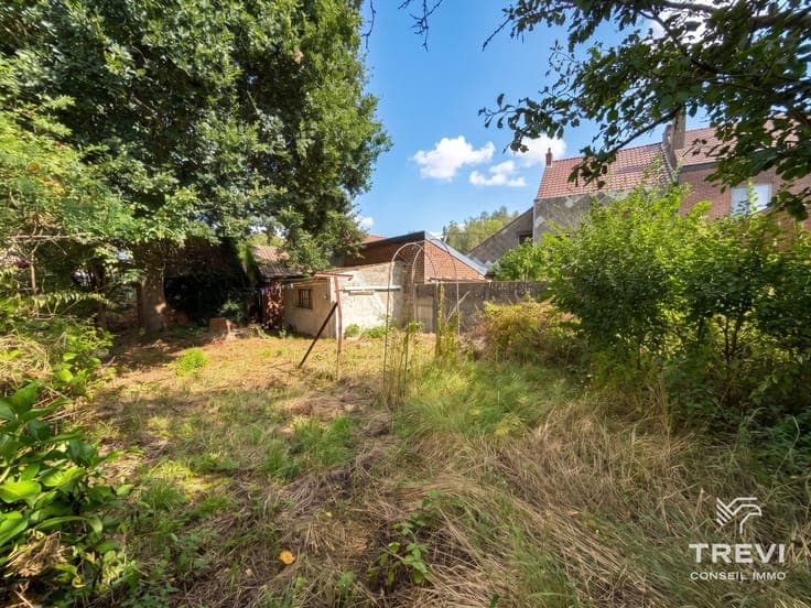Belle maison 3 façades à rénover avec garage et joli jardin