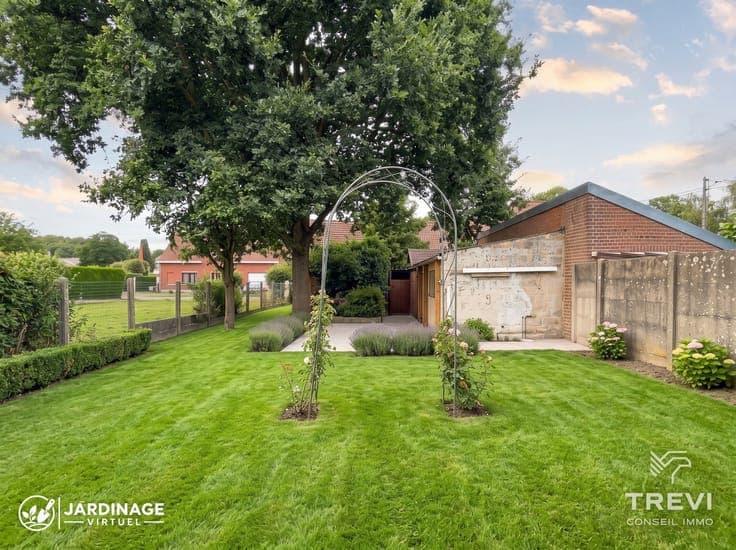 Belle maison 3 façades à rénover avec garage et joli jardin