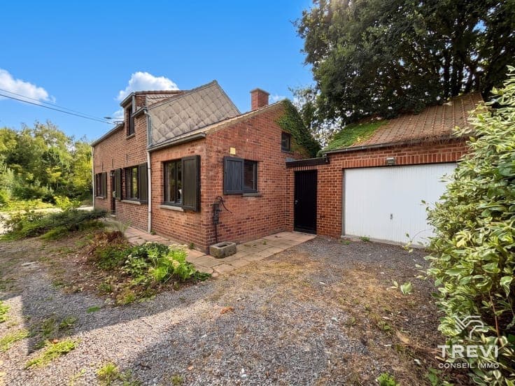 Belle maison 3 façades à rénover avec garage et joli jardin