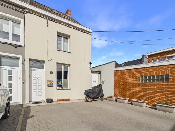 2-bedroom house with 2 terraces and garden