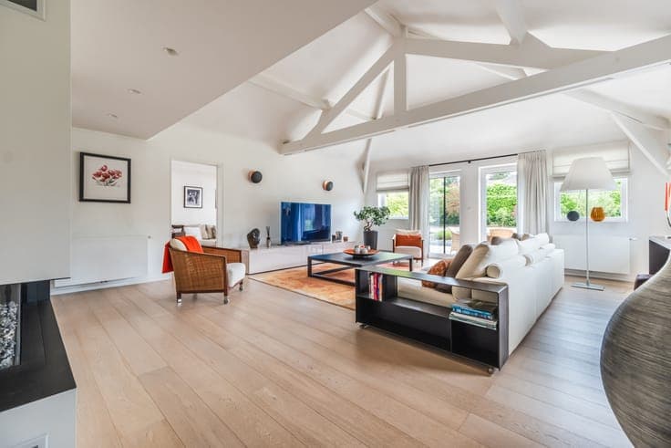 Bright, charming villa in perfect condition