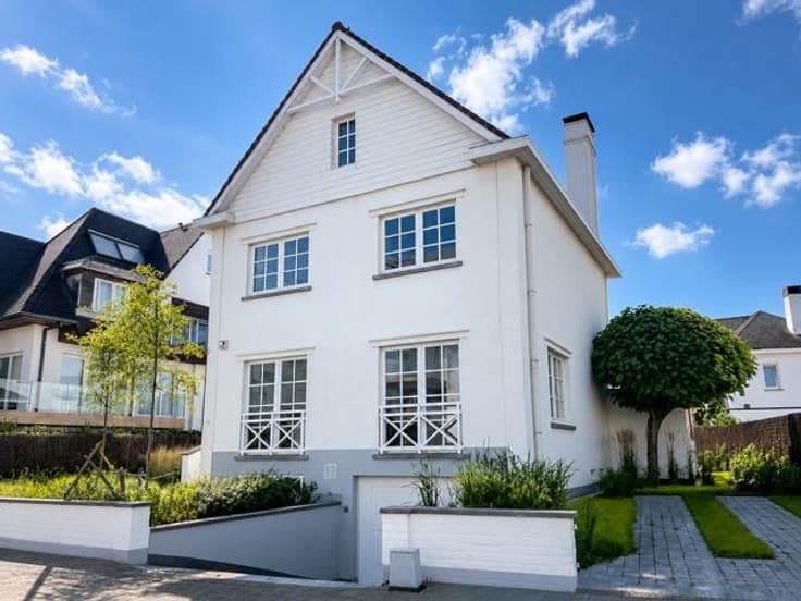 Move-in ready villa for sale near the beach Knokke-Duinberge