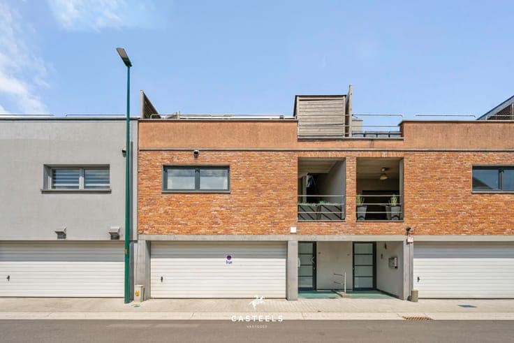 Move-in ready split-level house with double garage, rooftop