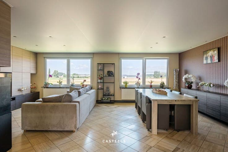 Move-in ready split-level house with double garage, rooftop