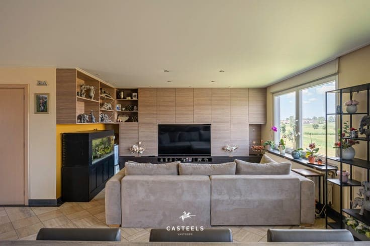 Move-in ready split-level house with double garage, rooftop