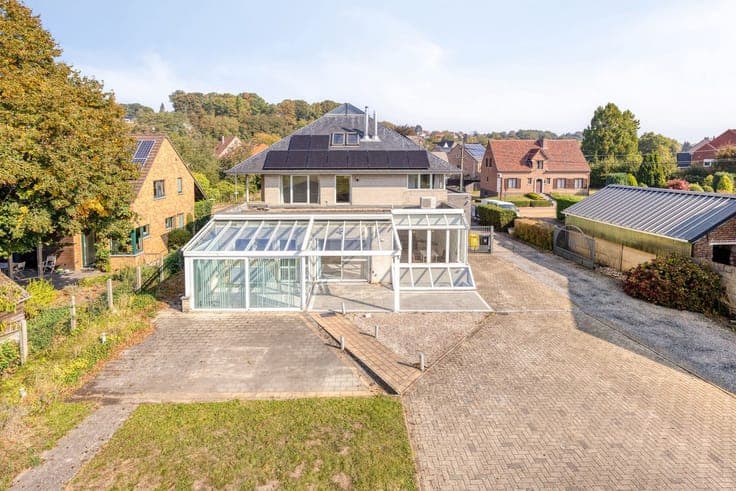 Spacious house with office (84 m²) for sale in Linden.