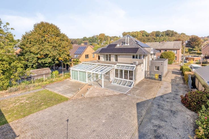 Spacious house with office (84 m²) for sale in Linden.