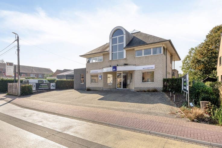 Spacious house with office (84 m²) for sale in Linden.