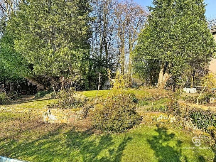 Beautiful house (approx. 100 sq. m.) with a spacious, tree-l