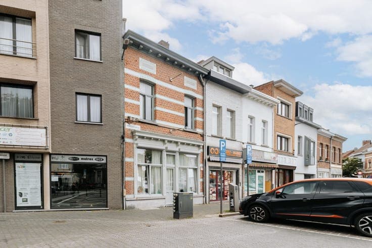 Te renoveren woning met 3 slaapkamers en koer