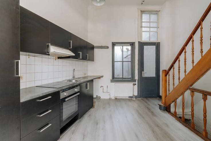 Te renoveren woning met 3 slaapkamers en koer