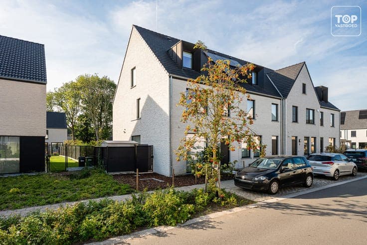 Nieuwbouwwoning met 4 slaapkamers, tuin en carport