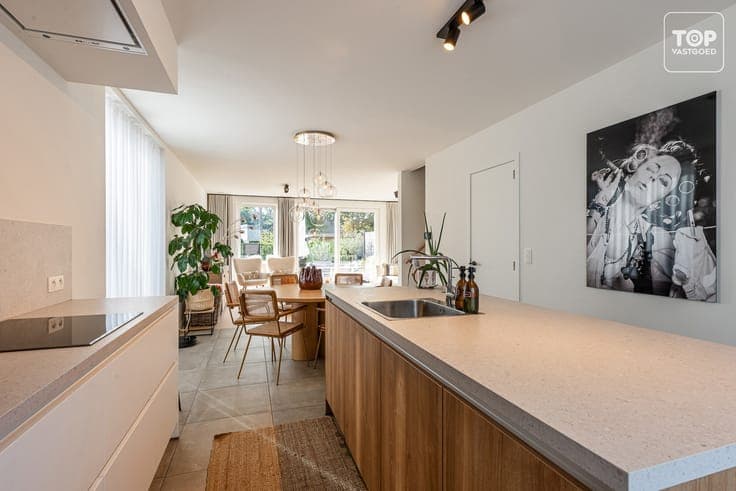 Nieuwbouwwoning met 4 slaapkamers, tuin en carport
