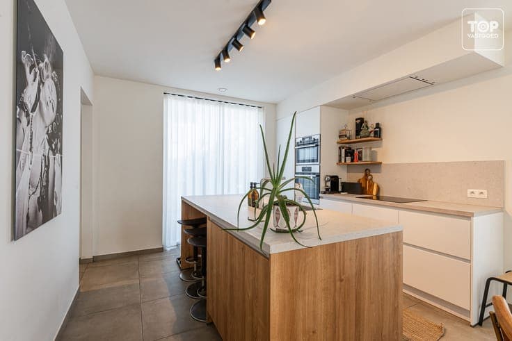 Nieuwbouwwoning met 4 slaapkamers, tuin en carport