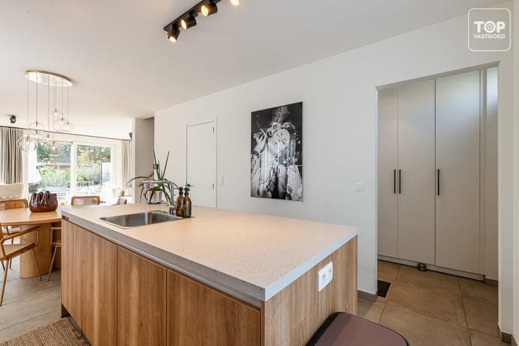 Nieuwbouwwoning met 4 slaapkamers, tuin en carport