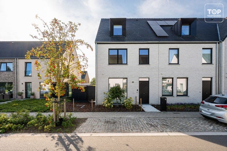 Nieuwbouwwoning met 4 slaapkamers, tuin en carport