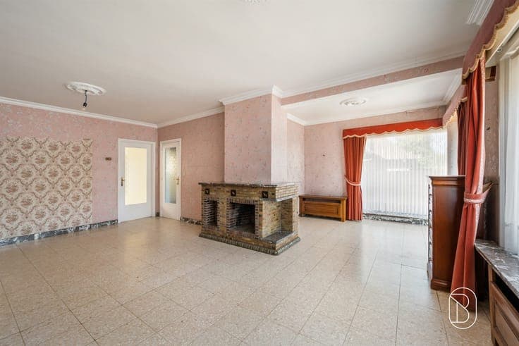 Spacious semi-detached home with a beautiful garden and plen