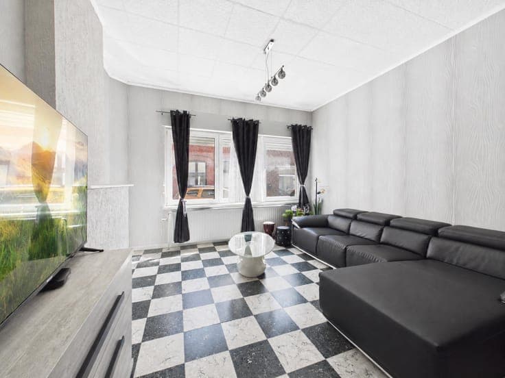 3-bedroom house with garden and garage