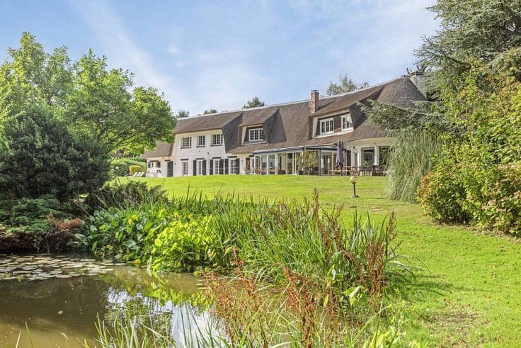 Luxurious property on approximately 1.8 ha with swimming poo