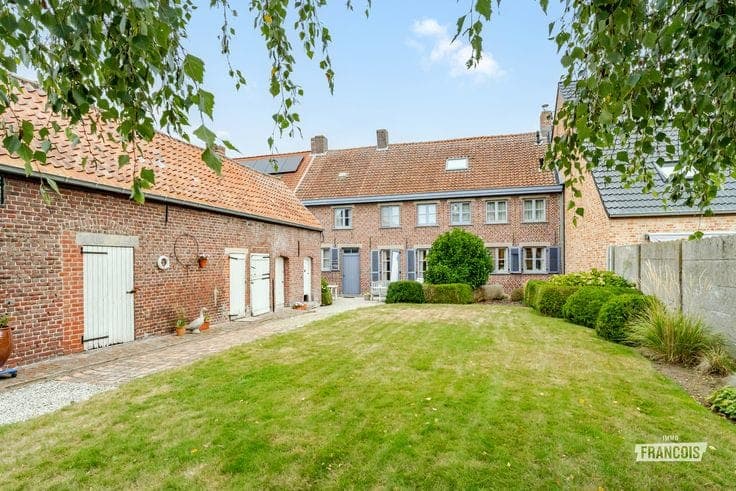 Charming character home with 3 to 4 bedrooms in Oekene