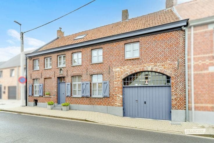 Charming character home with 3 to 4 bedrooms in Oekene