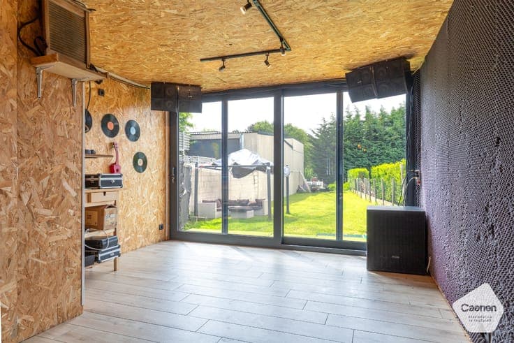 Ruime half-open woning met 4 slaapkamers, muziekstudio/ho...