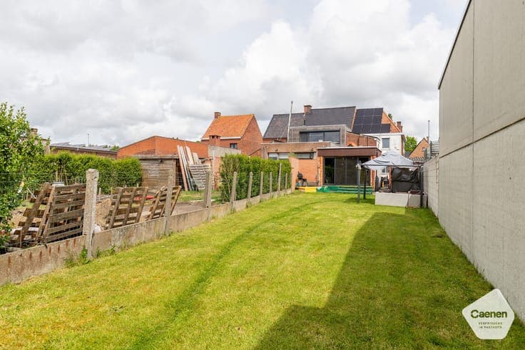 Ruime half-open woning met 4 slaapkamers, muziekstudio/ho...