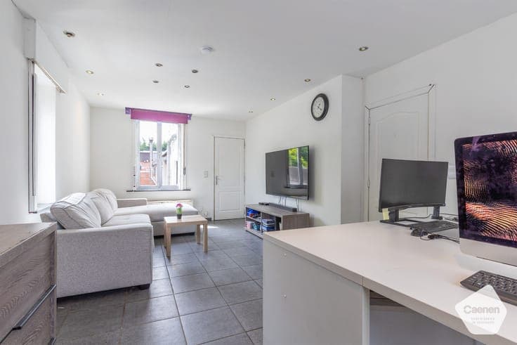 Ruime half-open woning met 4 slaapkamers, muziekstudio/ho...