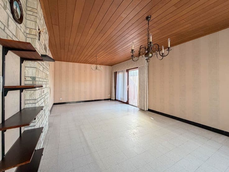 Te koop, Lichtrijke halfopen bebouwing met zonnige tuin e...