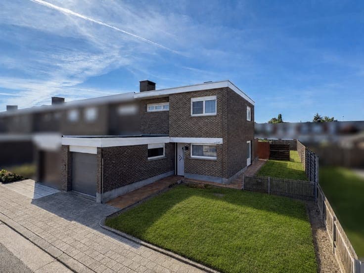 Te koop, Lichtrijke halfopen bebouwing met zonnige tuin e...