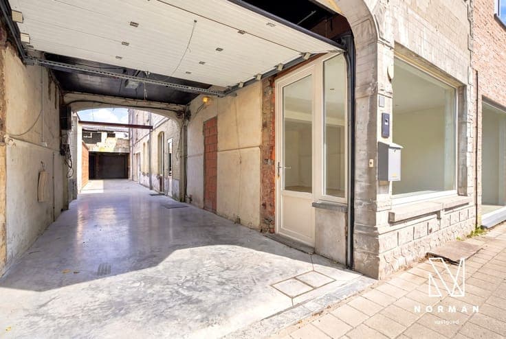 Multifunctioneel gebouw (wonen - werken - opslag) op commer