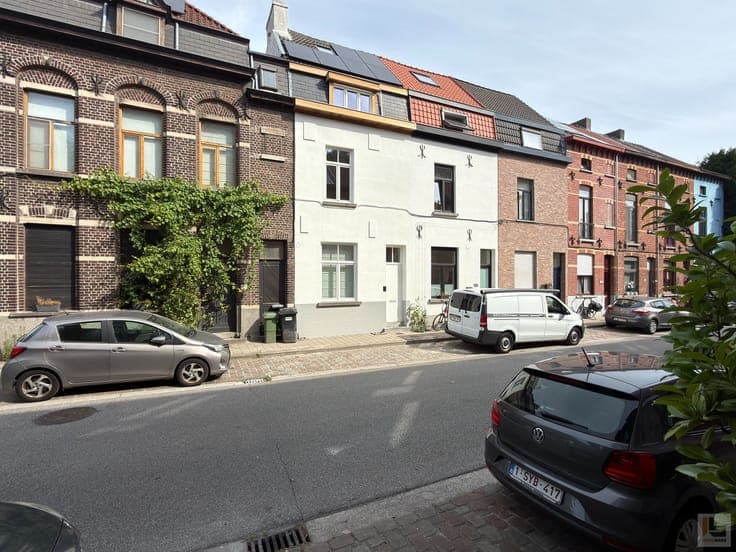 GERENOVEERDE STADSWONING MET 4 SLPKS EN ZONNIGE TUIN!