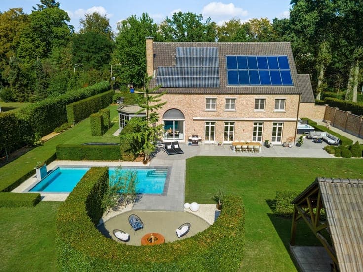 Exclusive villa with a guesthouse and equestrian facilities