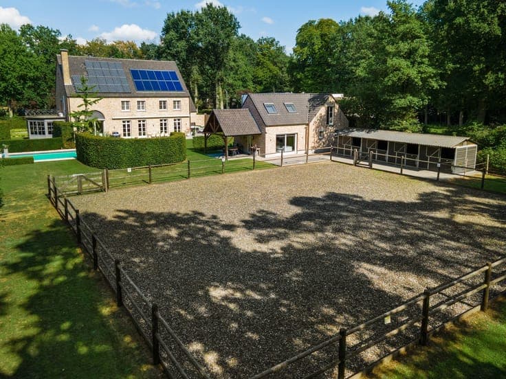 Exclusive villa with a guesthouse and equestrian facilities