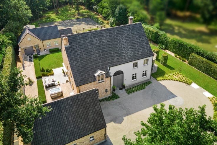 Exclusive villa with a guesthouse and equestrian facilities