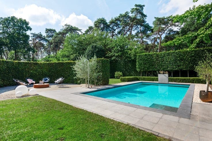 Exclusive villa with a guesthouse and equestrian facilities