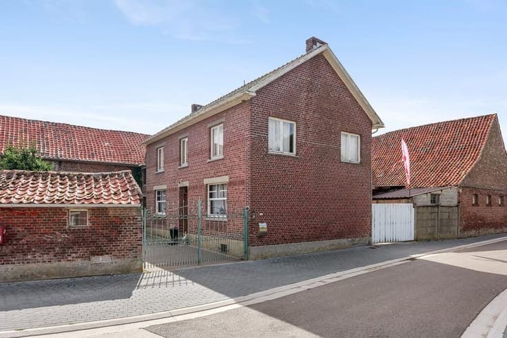 TE RENOVEREN HOEVE MET STALLEN EN VEEL POTENTIEEL OP 11A32CA